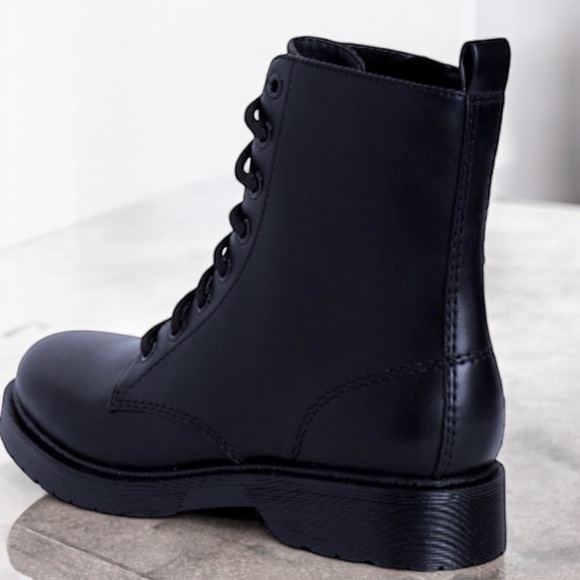 Time and Tru Women's Black Marti Lug Boots - Picture 13 of 16